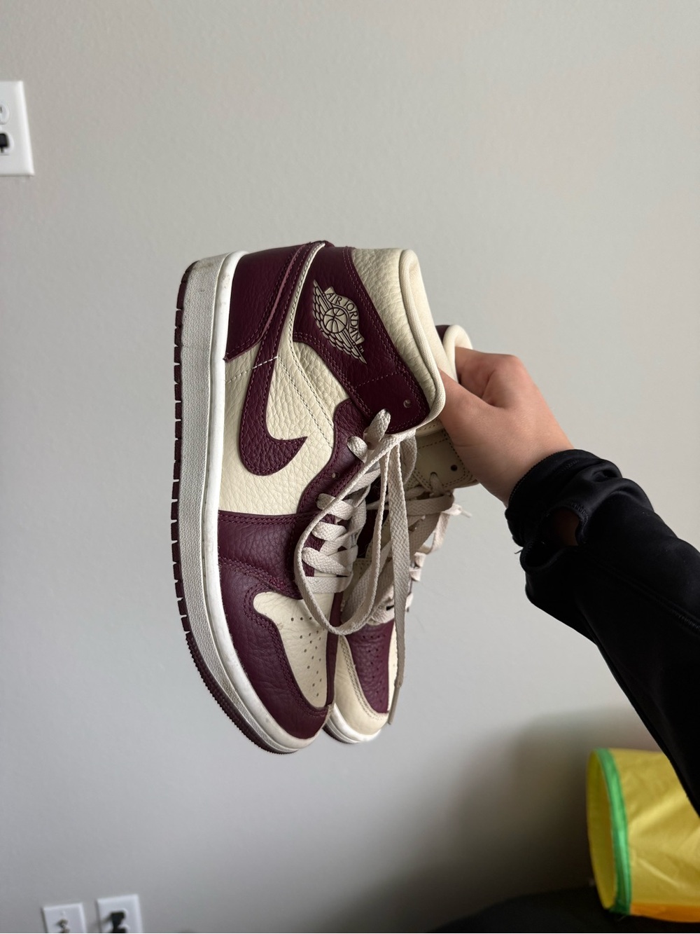 Jordan 1 Mid Women's Sneaker - Maroon & Cream
